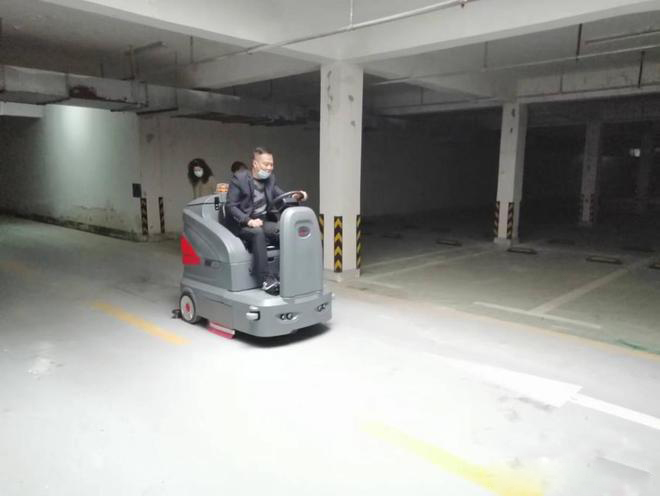 宁德小区物业保洁不用人力改用驾驶式洗地机了